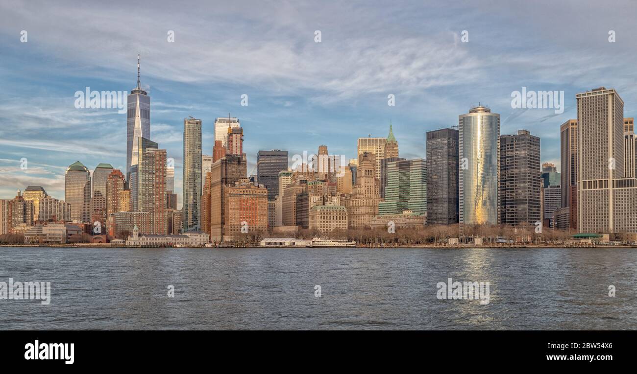 Manhattan Skyline und Hudson River Tageslicht Blick mit Wolken am Himmel Stockfoto