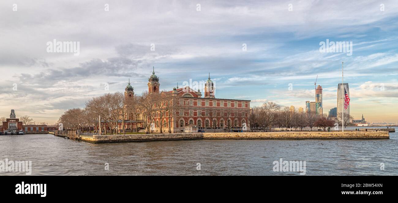 Immigration Museum in Ellis Island-New York City, USA-Tageslicht Außenansicht mit Wolken im Himmel im Hintergrund Stockfoto