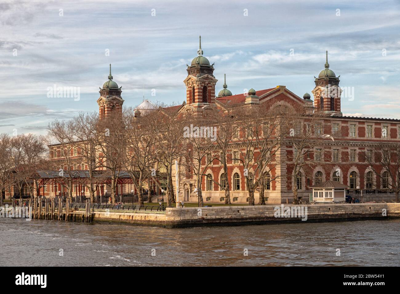 Immigrationsmuseum in Ellis Island-New York City, USA-Tageslichtansicht mit Wolken am Himmel im Hintergrund Stockfoto