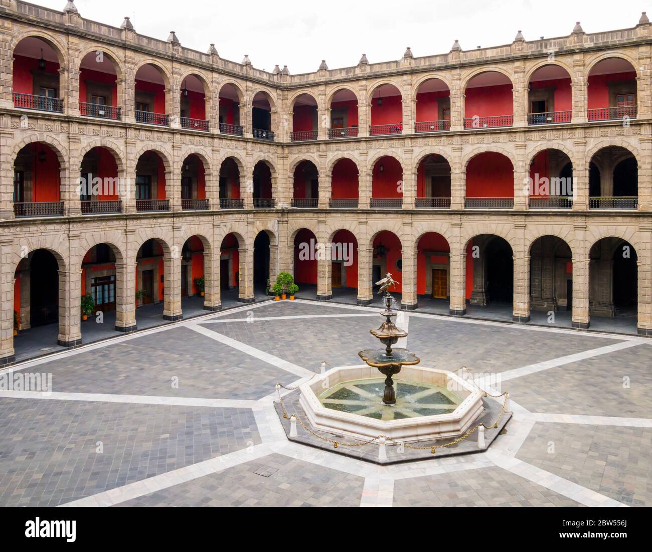 Atemberaubende Aussicht auf den zentralen Innenhof des Nationalpalastes (Palacio Nacional), Mexiko-Stadt, Mexiko Stockfoto