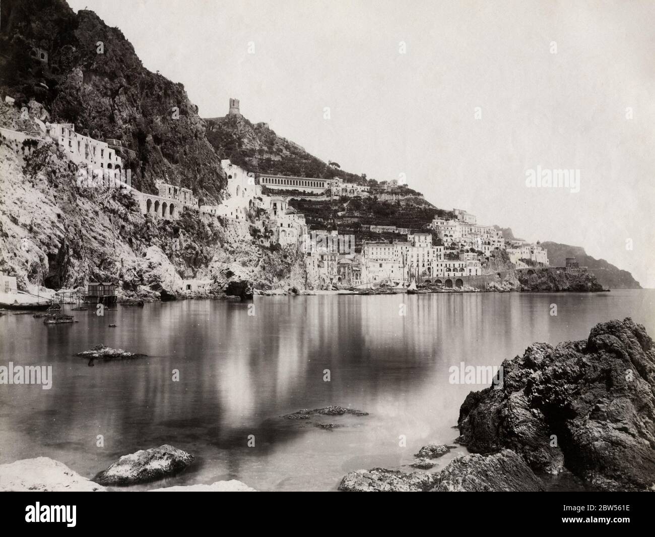 Vintage 19. Jahrhundert Foto - Ansicht von Amalfi vom Mittelmeer Stockfoto