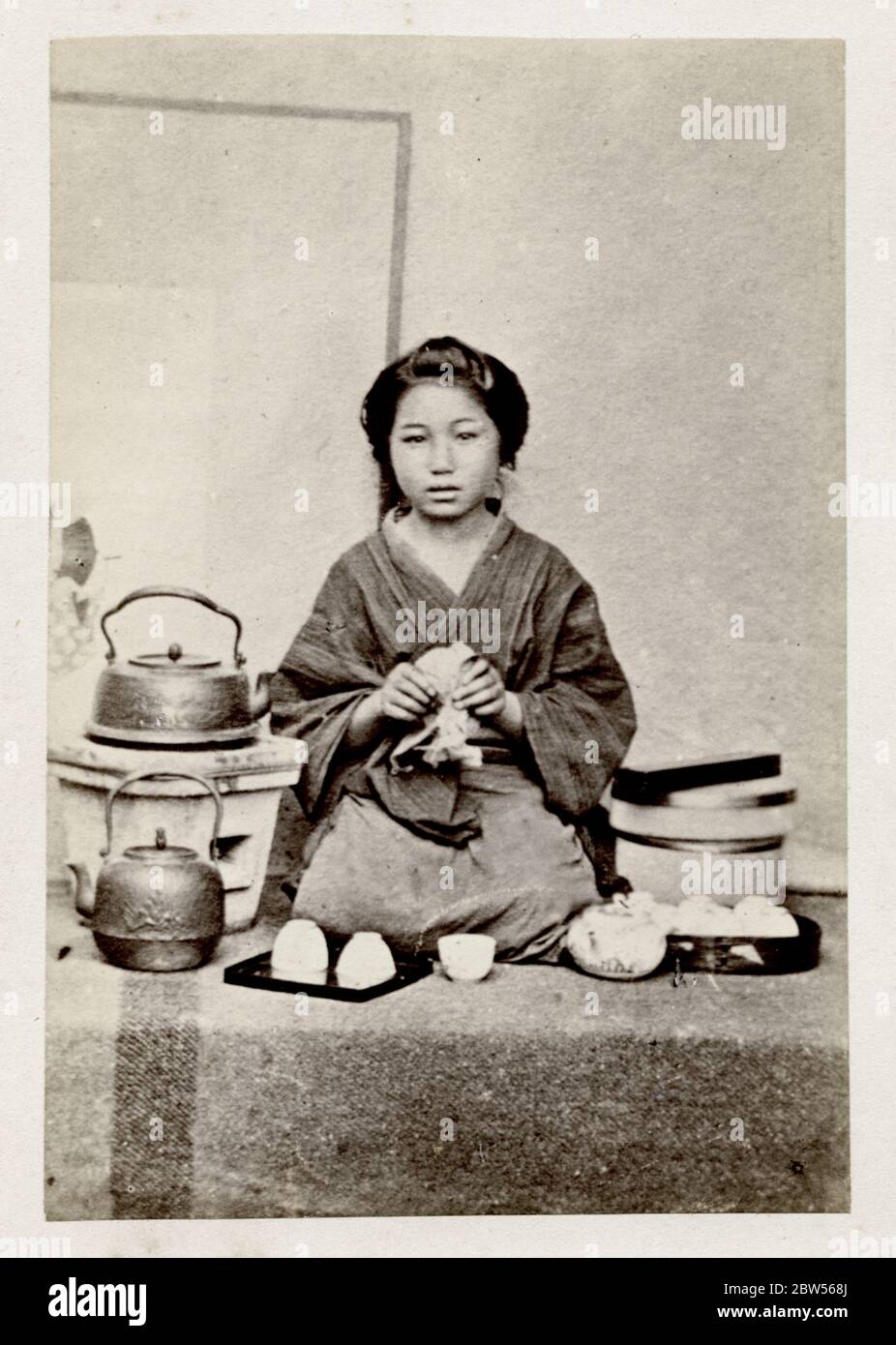 Vintage 19. Jahrhundert Fotografie - frühe fotografische Porträt aus Japan, wahrscheinlich das Werk der japanischen Fotografin Shimooka Renjo - Frau Tee zu machen Stockfoto