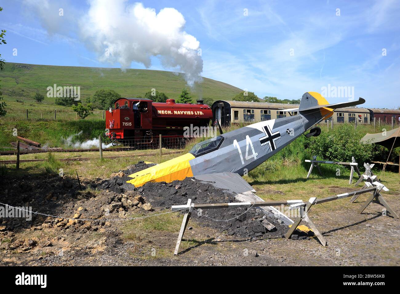 71515 vergeht die Mock - up eines abgestürzte Messerschmidt an Furnace Sidings während eines '1940er-Wochenendes'. Stockfoto