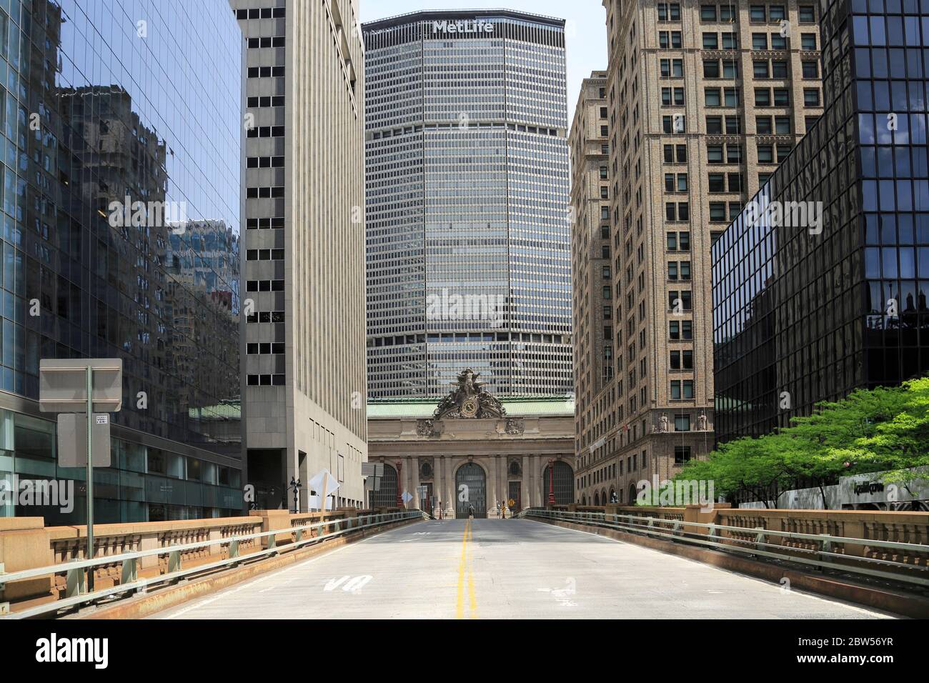 Grand Central, Metlife Gebäude, leere Park Avenue, Pershing Square Viadukt während Covid 19 gesperrt, New York City USA Stockfoto