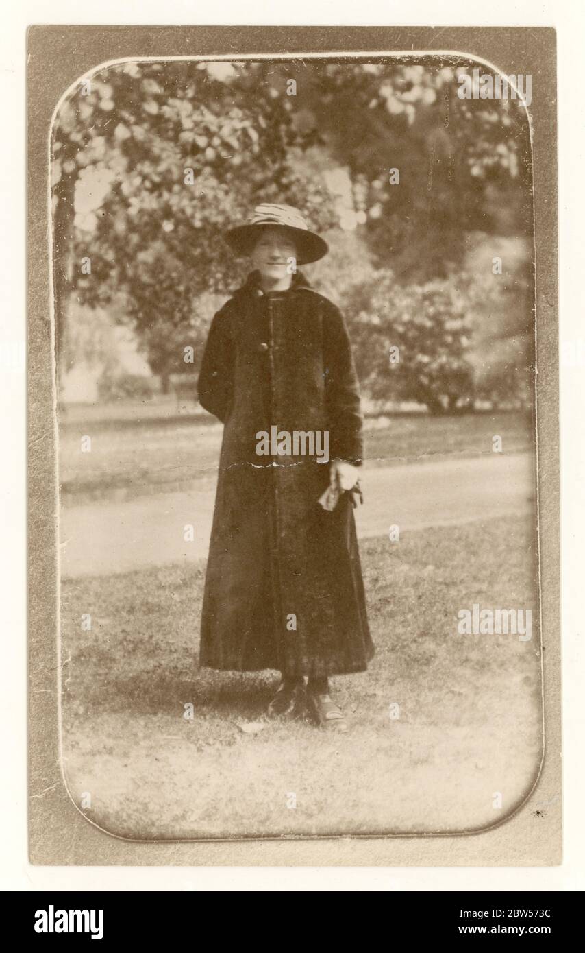 Anfang des 20. Jahrhunderts Kopie eines edwardianischen Foto aus einem Fotoalbum, das eine Frau in einem langen Mantel im Freien zeigt, Originalfoto ist um 1910, Großbritannien Stockfoto