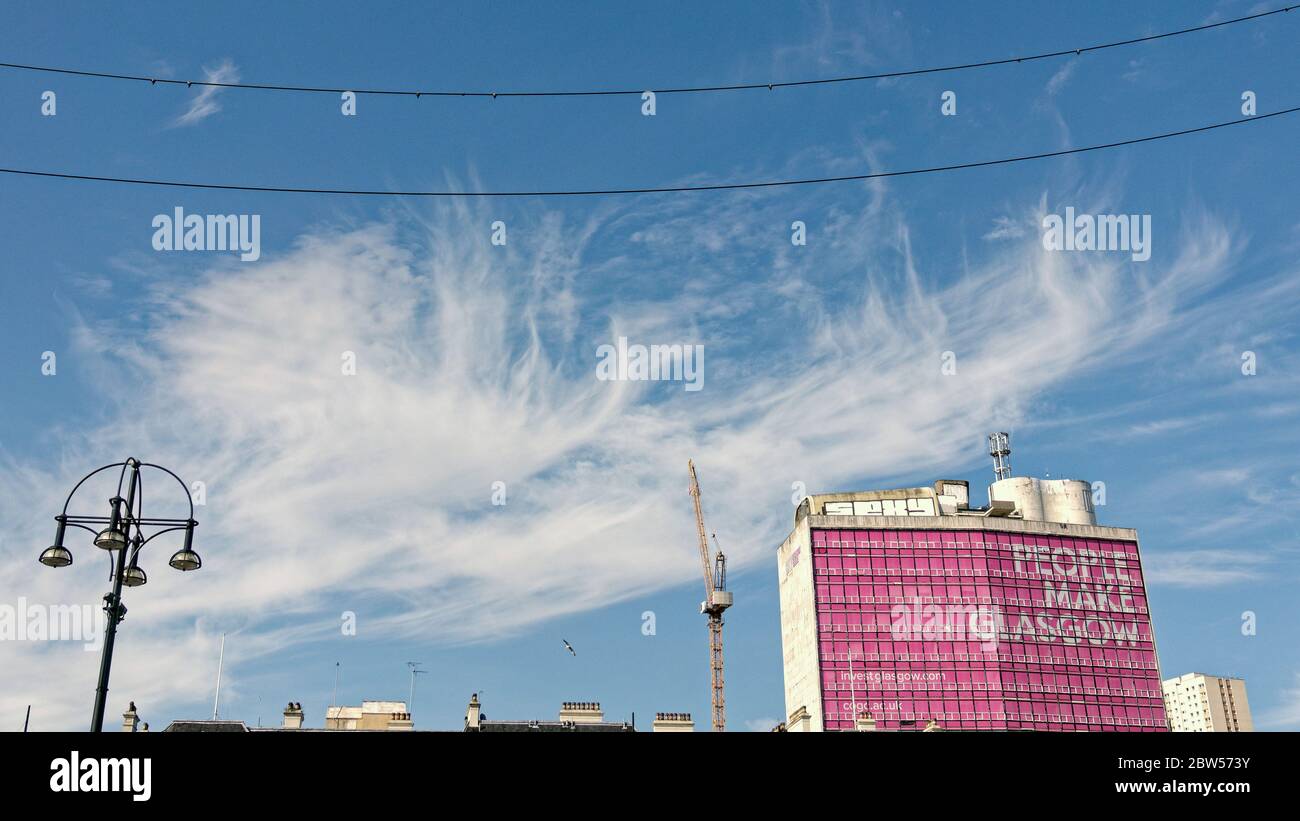 Glasgow, Schottland, Großbritannien 29. Mai 2020: Großbritannien Wetter: Wispy Sirius Wolken bedeckten den Himmel oft verbunden mit einer warmen Front verwandeln sie den Himmel in eine Leinwand von wispy Pinselstrichen, wie es heiß war. Quelle: Gerard Ferry/Alamy Live News. Stockfoto