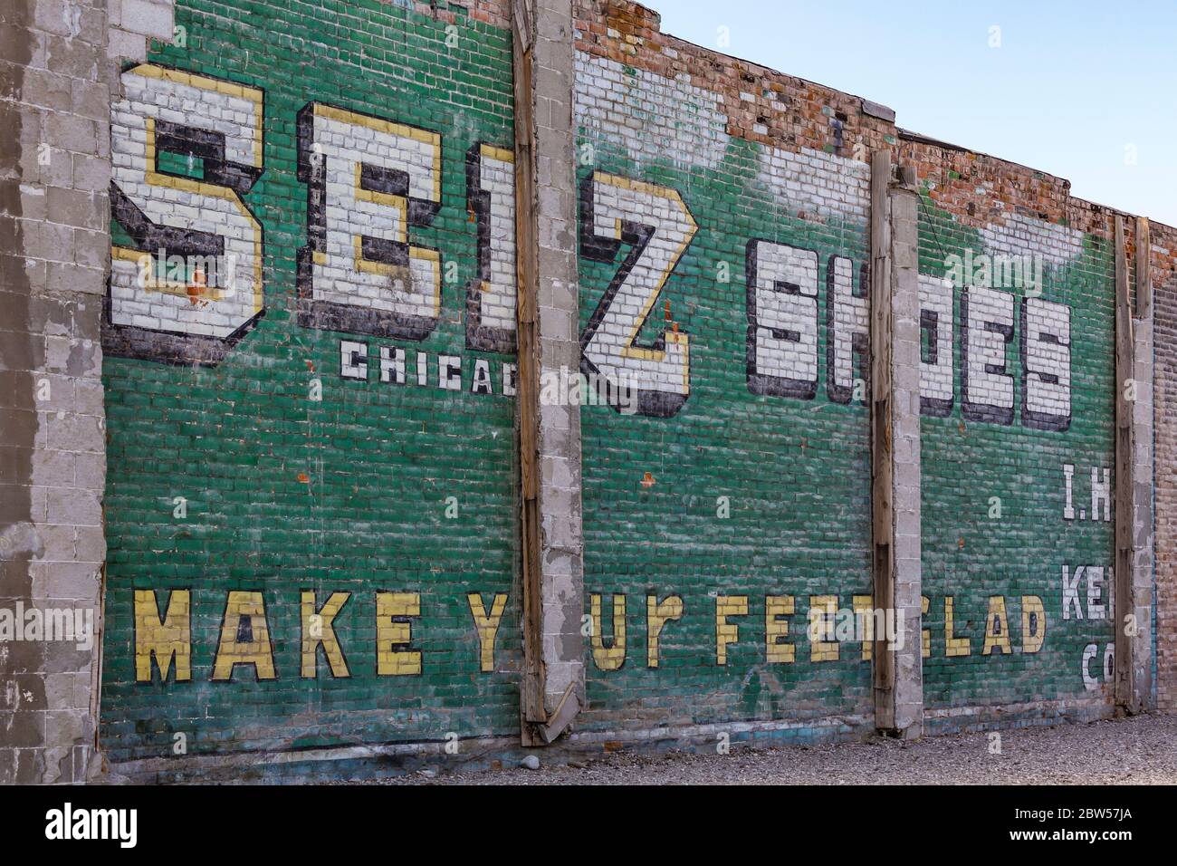 Werbeschild für Seiz Shoes an einer Ziegelwand in Fallon, Nevada, USA [Keine Eigentumsfreigabe; nur für redaktionelle Lizenzierung verfügbar] Stockfoto