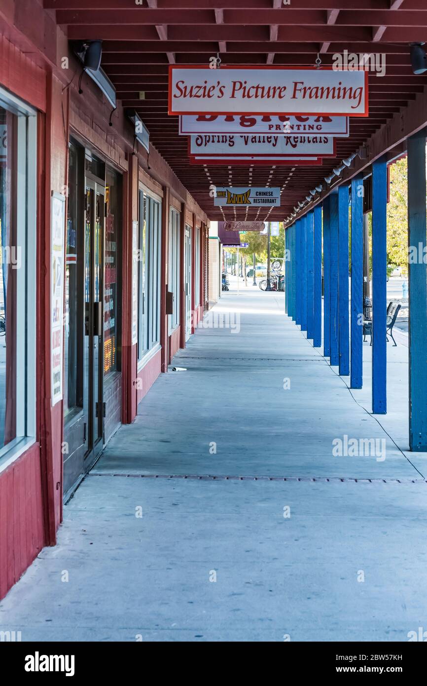 Ein schattiger Bürgersteig in der Innenstadt von Fallon, Nevada, USA [Keine Eigentumsfreigabe; nur für redaktionelle Lizenzierung verfügbar] Stockfoto