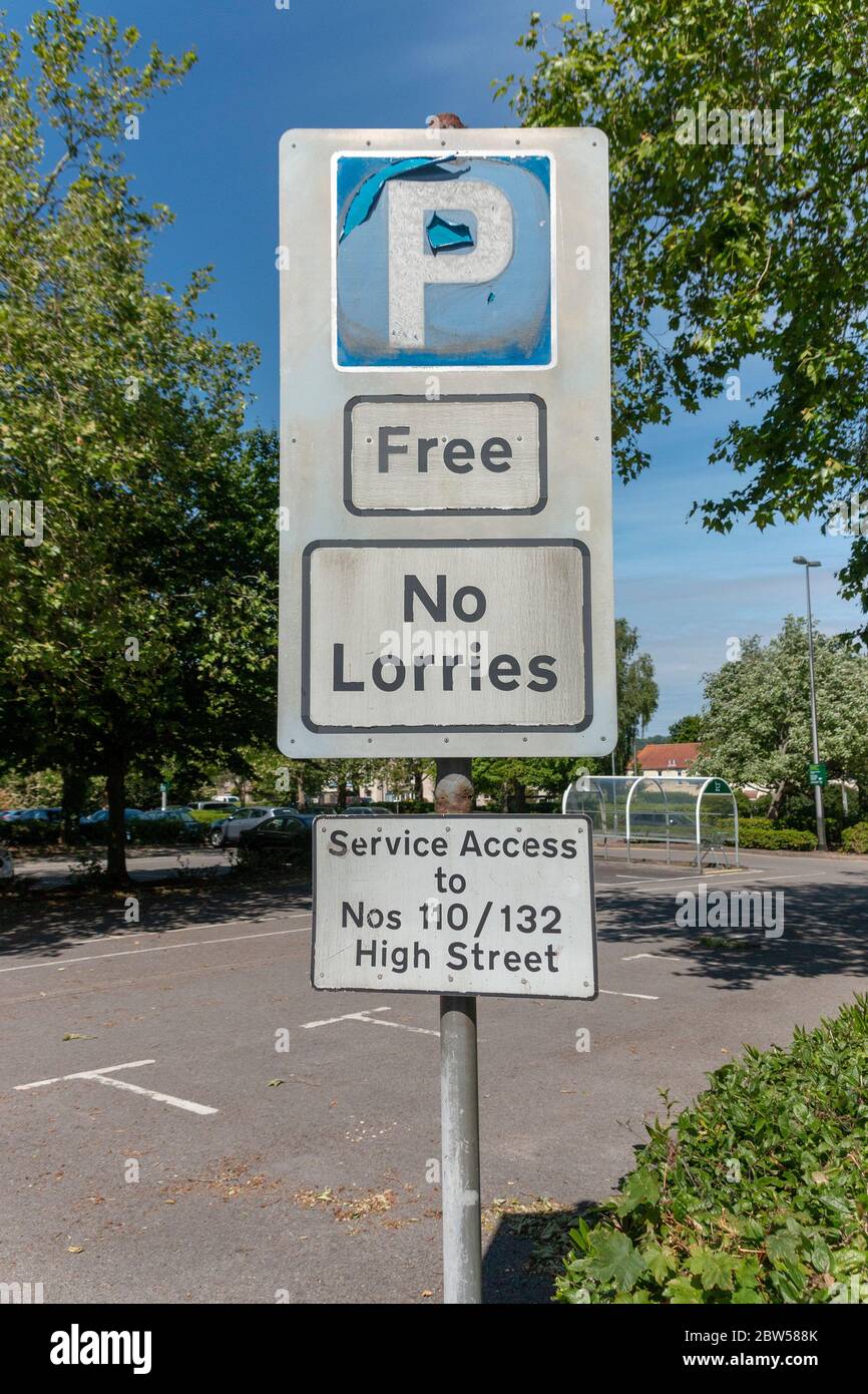 Bristol-May-2020-England-ein Nahaufnahme eines LKW-Schild und kostenlose Parkplatzschild vor einem Supermarkt Stockfoto