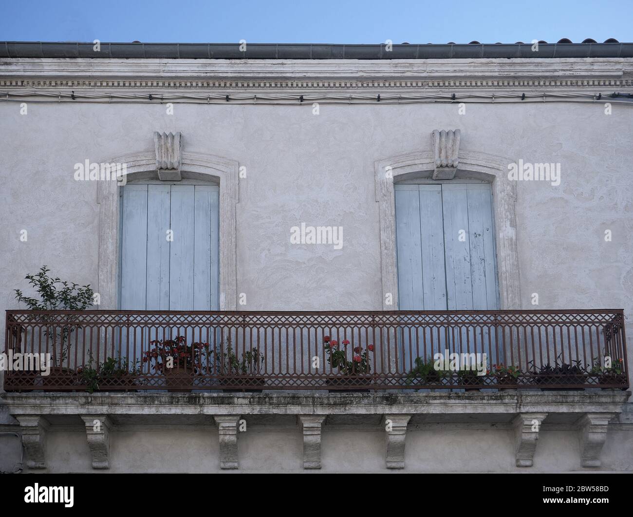 Französisches Haus mit geschlossenen Holzfensterläden Stockfoto