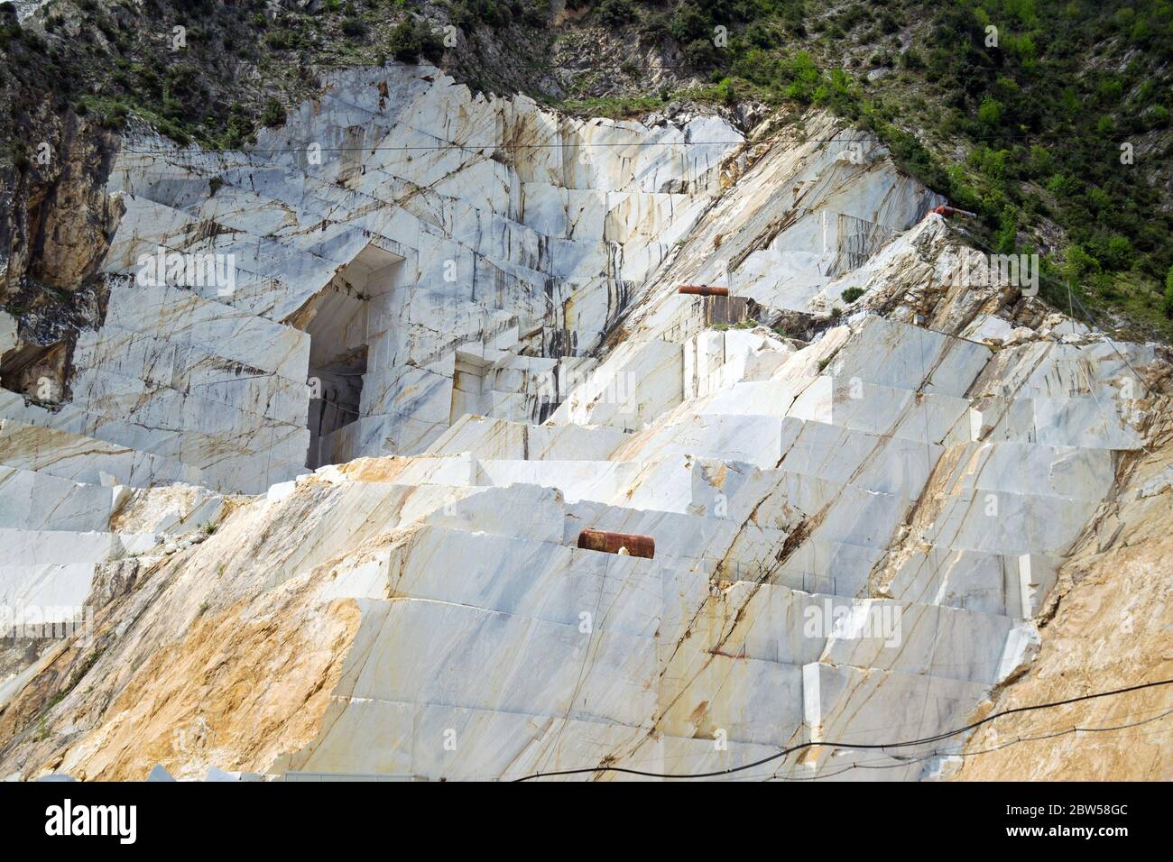 Nahaufnahme eines der berühmten Steinbrüche von weißem Carrara-Marmor in den Apuanischen Alpen (Alpi Apuane), Toskana, Italien, Europa Stockfoto