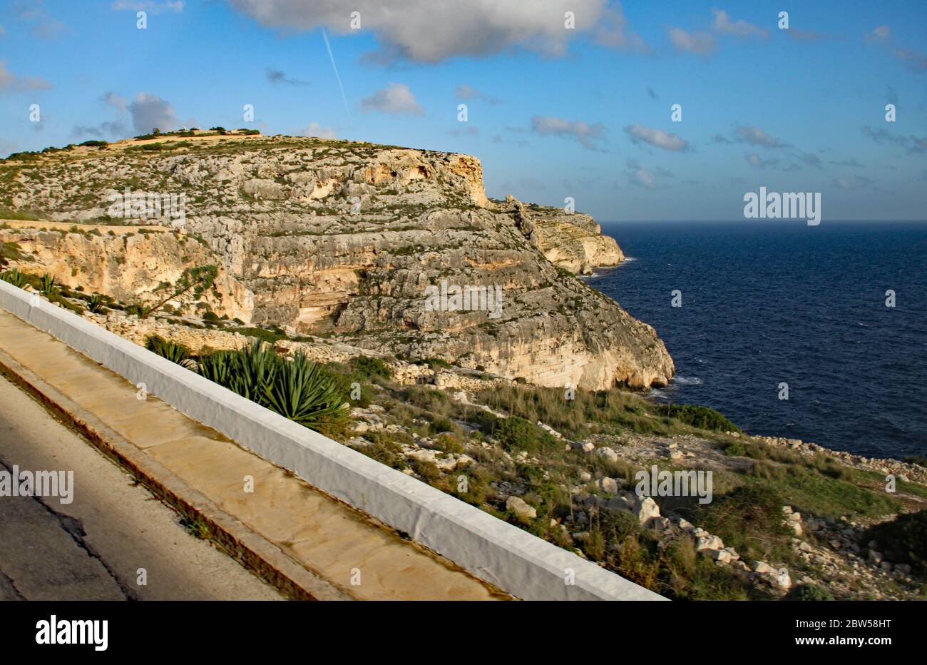 Eine schichtete Klippe am Straßenrand in Malta Stockfoto