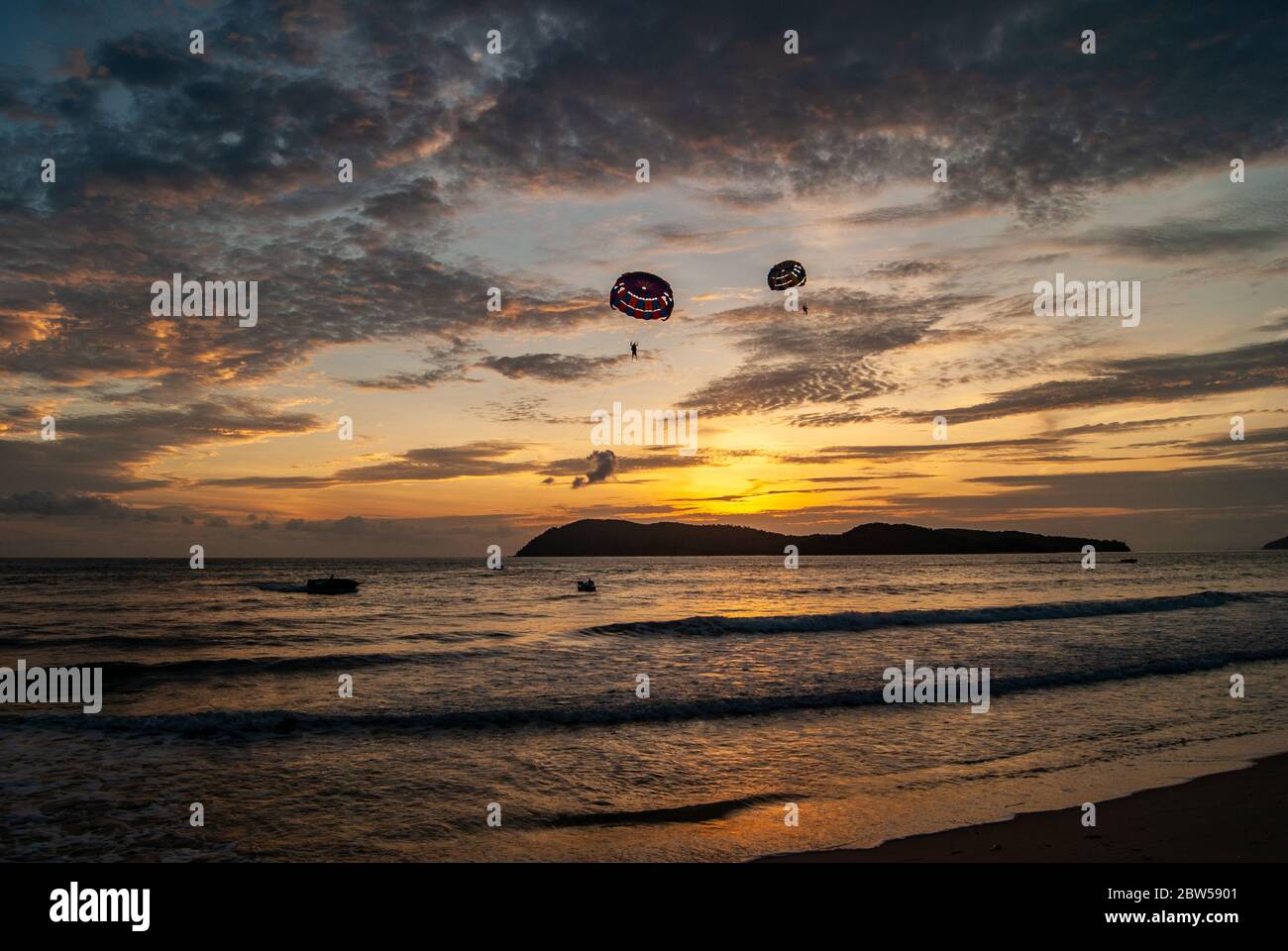 Fallschirmspringen bei Sonnenuntergang Stockfoto