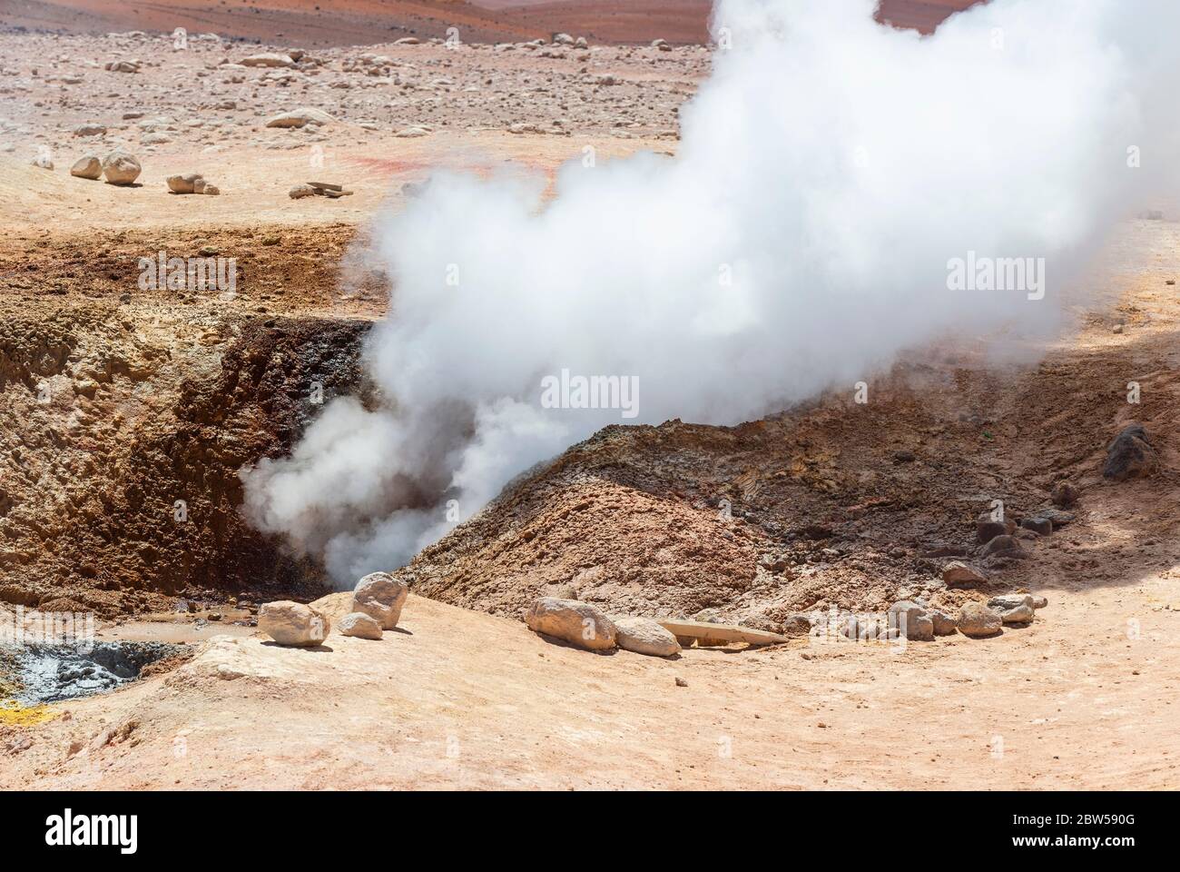 Nahaufnahme vulkanischer Aktivität mit einer Fumarole hoch oben in den Anden in Sol de Manana an der Grenze zwischen Bolivien und Chile, Bolivien. Stockfoto