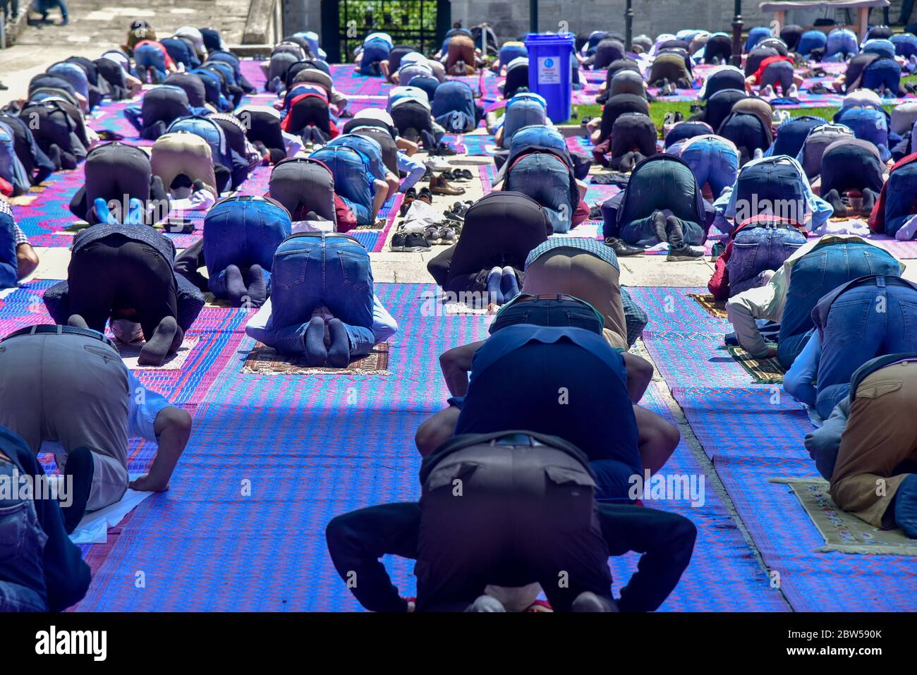 Beten mit medizinischen Masken vor der Blauen Moschee. Am ersten Freitag beten, namaz nach der Sperre in Istanbul. Muslime beten gemeinsam für Heilung Stockfoto