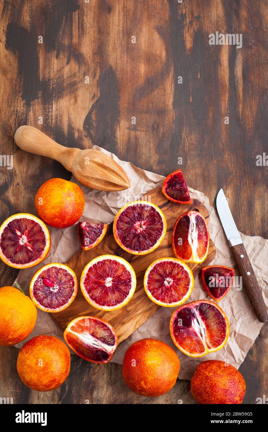 Frische reife rote Blutorangen (sizilianisch), Draufsicht Stockfoto