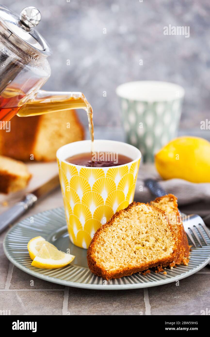 Zitronenkuchen und eine Tasse heißen schwarzen Tee Stockfoto