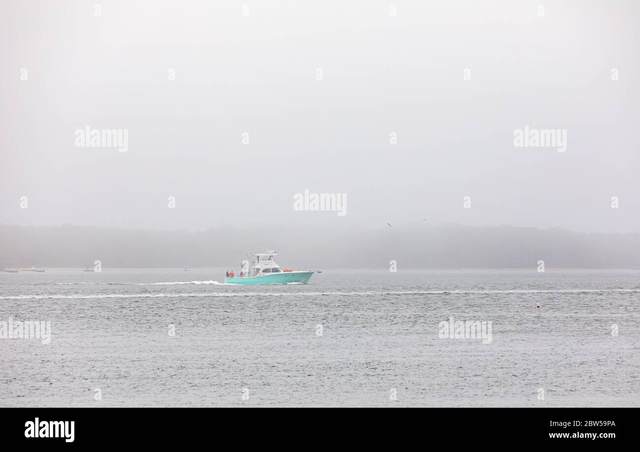 Fischerboot an einem nebligen Sommertag in der Nähe von Greenport, NY Stockfoto