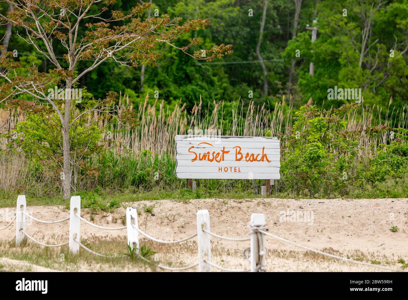 Schild am Sunset Beach Hotel, Shelter Island, NY Stockfoto