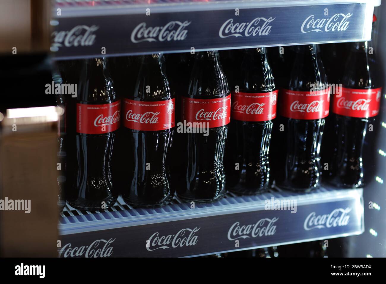 Rivne, Ukraine - 18. Februar 2020: Flaschen Coca Cola trinken, wenn in  einem Mini-Kühlschrank Stockfotografie - Alamy