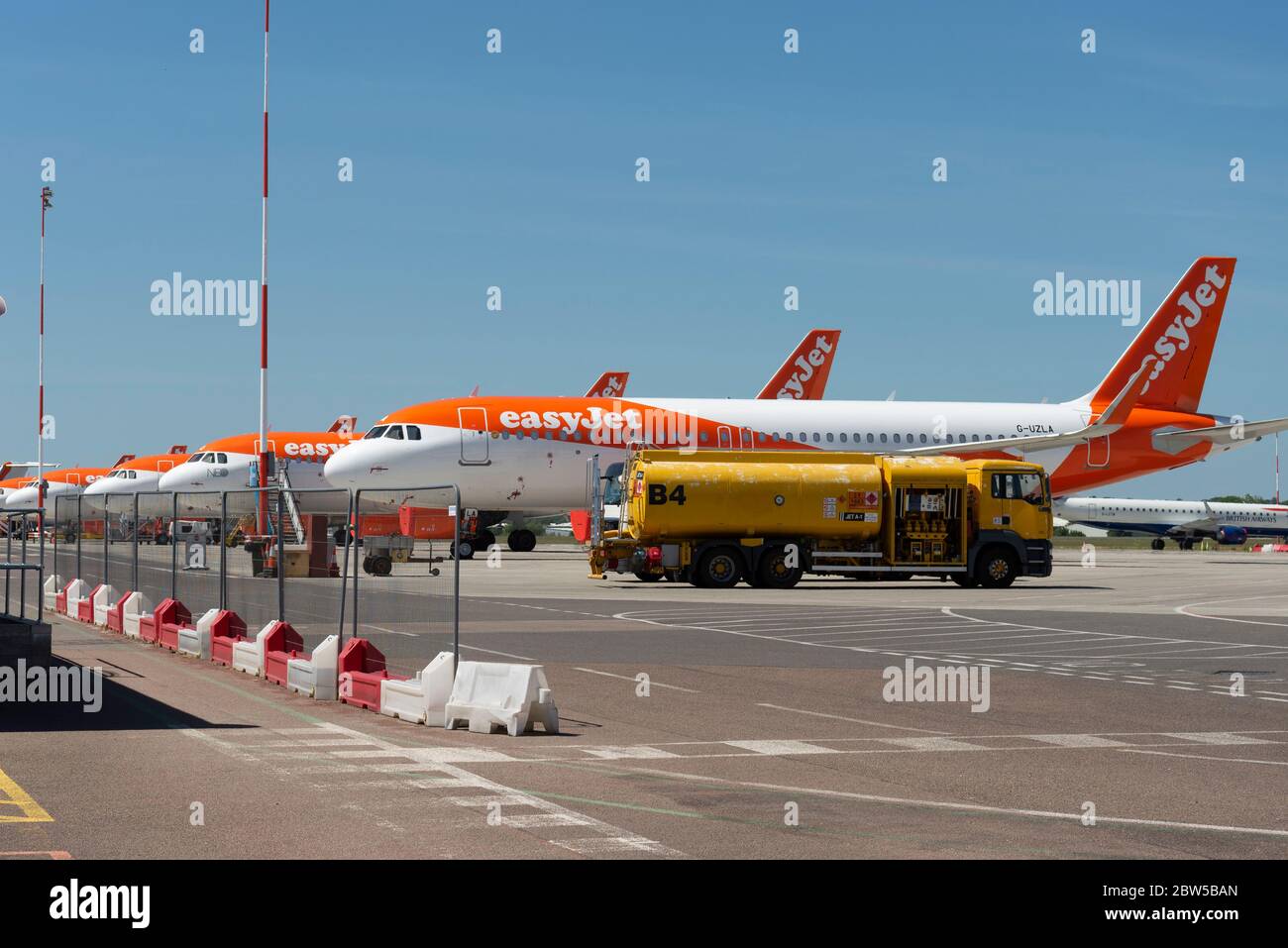 EasyJet-Flugzeuge wurden am Flughafen London Southend, Essex, Großbritannien, aufgrund der Sperrung der COVID-19 Coronavirus-Pandemie abgestellt. Düsen im Lager. Geerdet Stockfoto