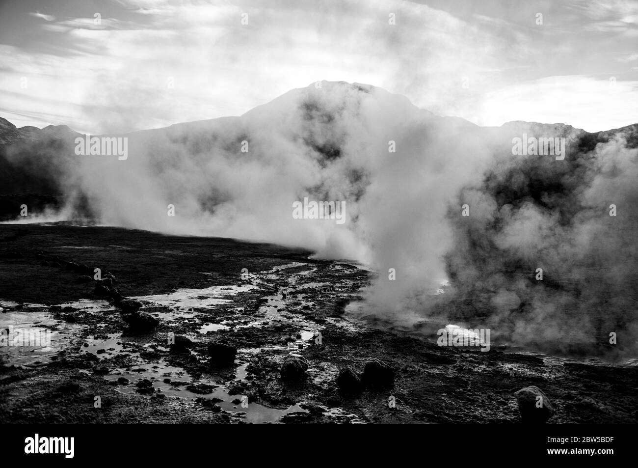 Heiße Geysire in der leeren Atacama Wüste in Chile Stockfoto