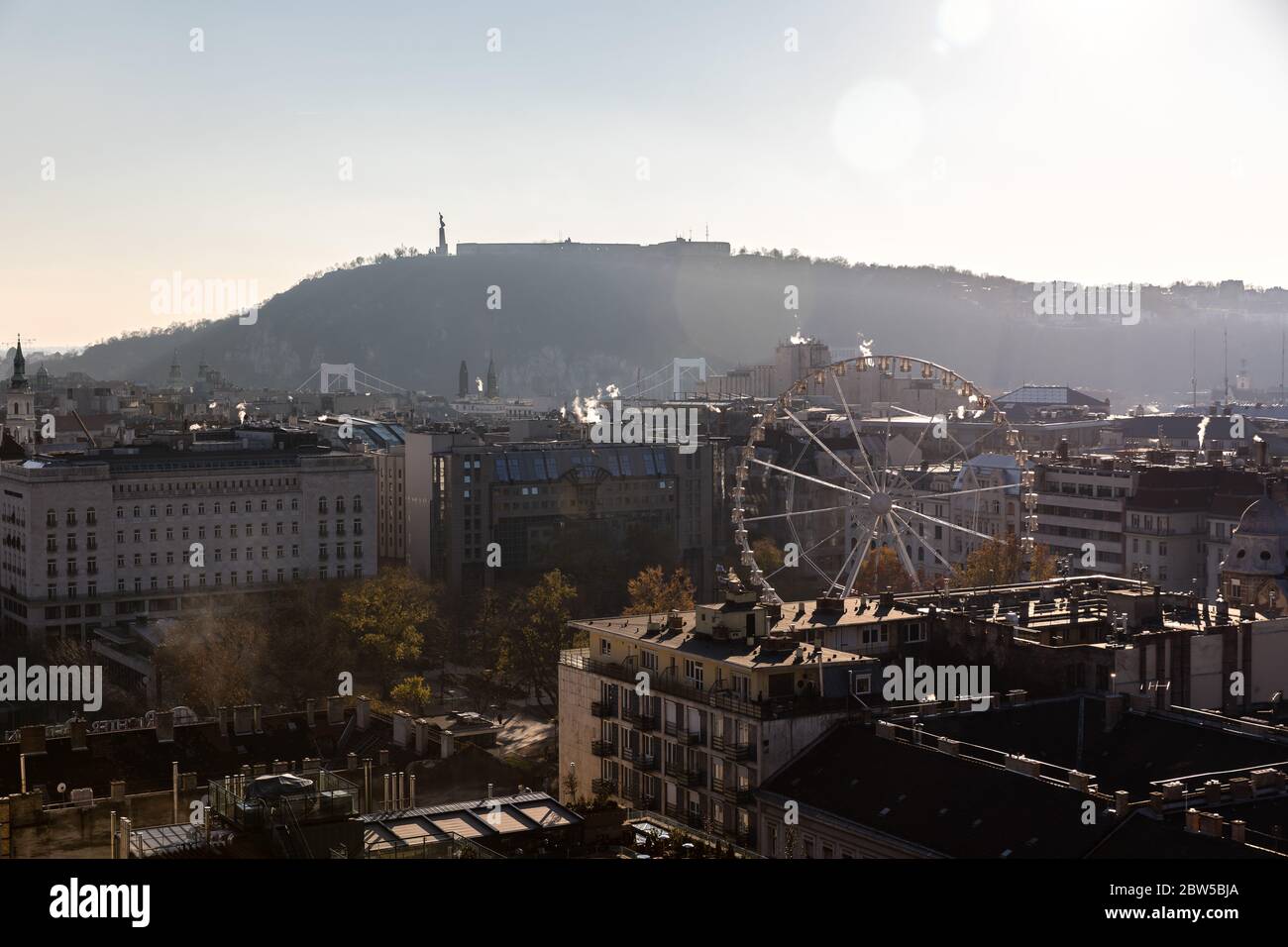 Panoramablick von einem Kirchturm im Stadtzentrum in Budapest Stockfoto