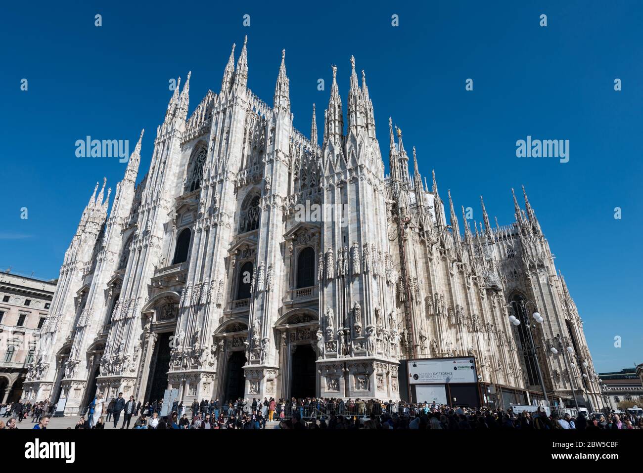 MAILAND, ITALIEN - 16, MÄRZ 2018: Horizontale Abbildung der erstaunlichen Architektur des Mailänder Doms, einer wichtigen katholischen Kathedrale in Mailand, Italien. Stockfoto