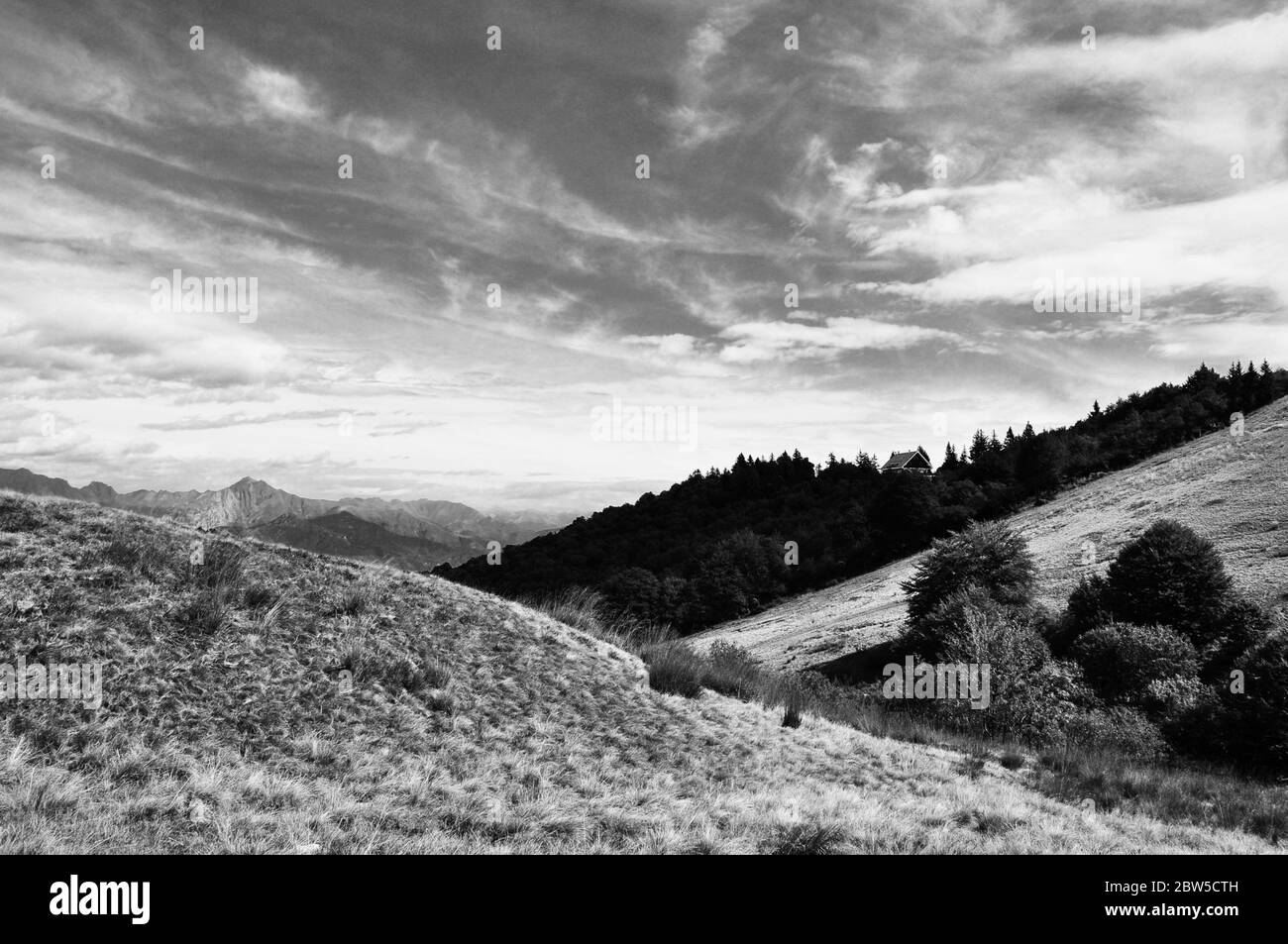 Wolkiger Himmel mit Blick auf eine Bergkette in Südtirol Stockfoto