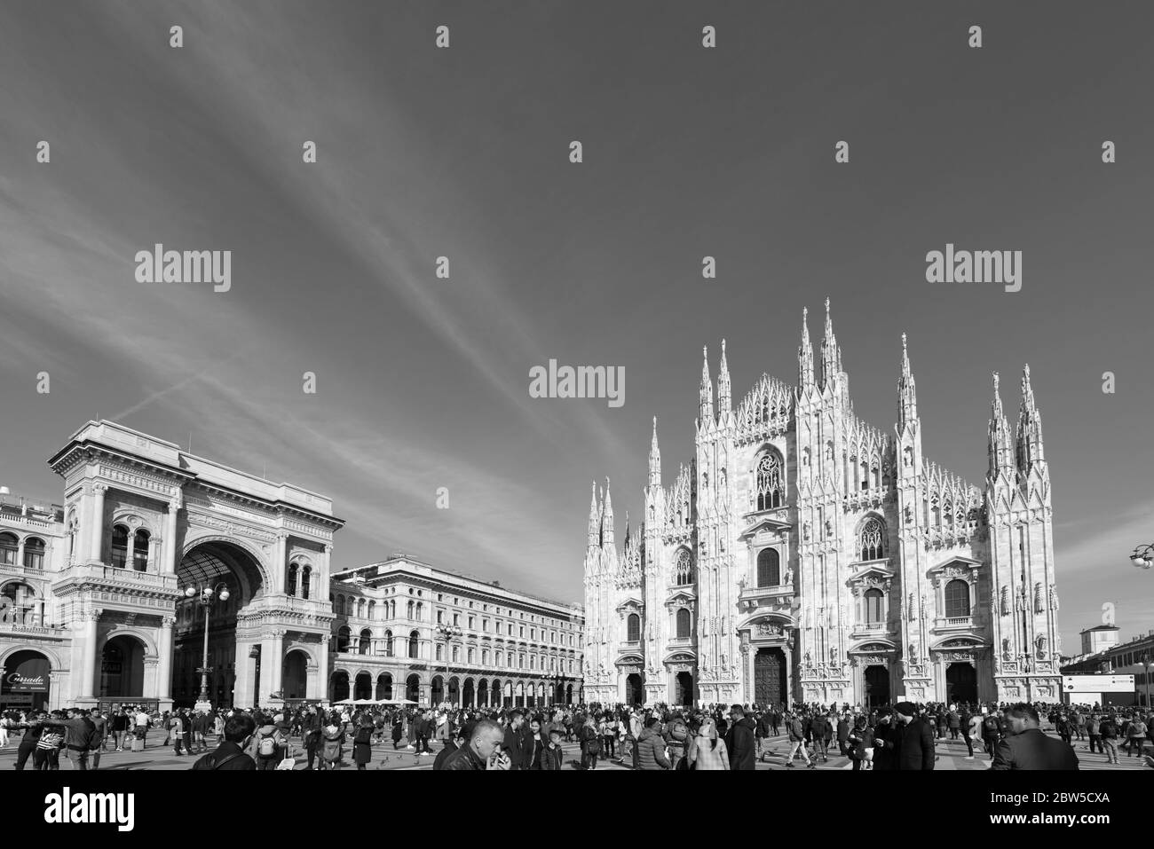 MAILAND, ITALIEN - 16. MÄRZ 2018: Schwarz-weiß-Bild des Mailänder Doms und der Galleria Vittorio Emanuele II während des sonnigen Tages in Mailand, Italien. Stockfoto