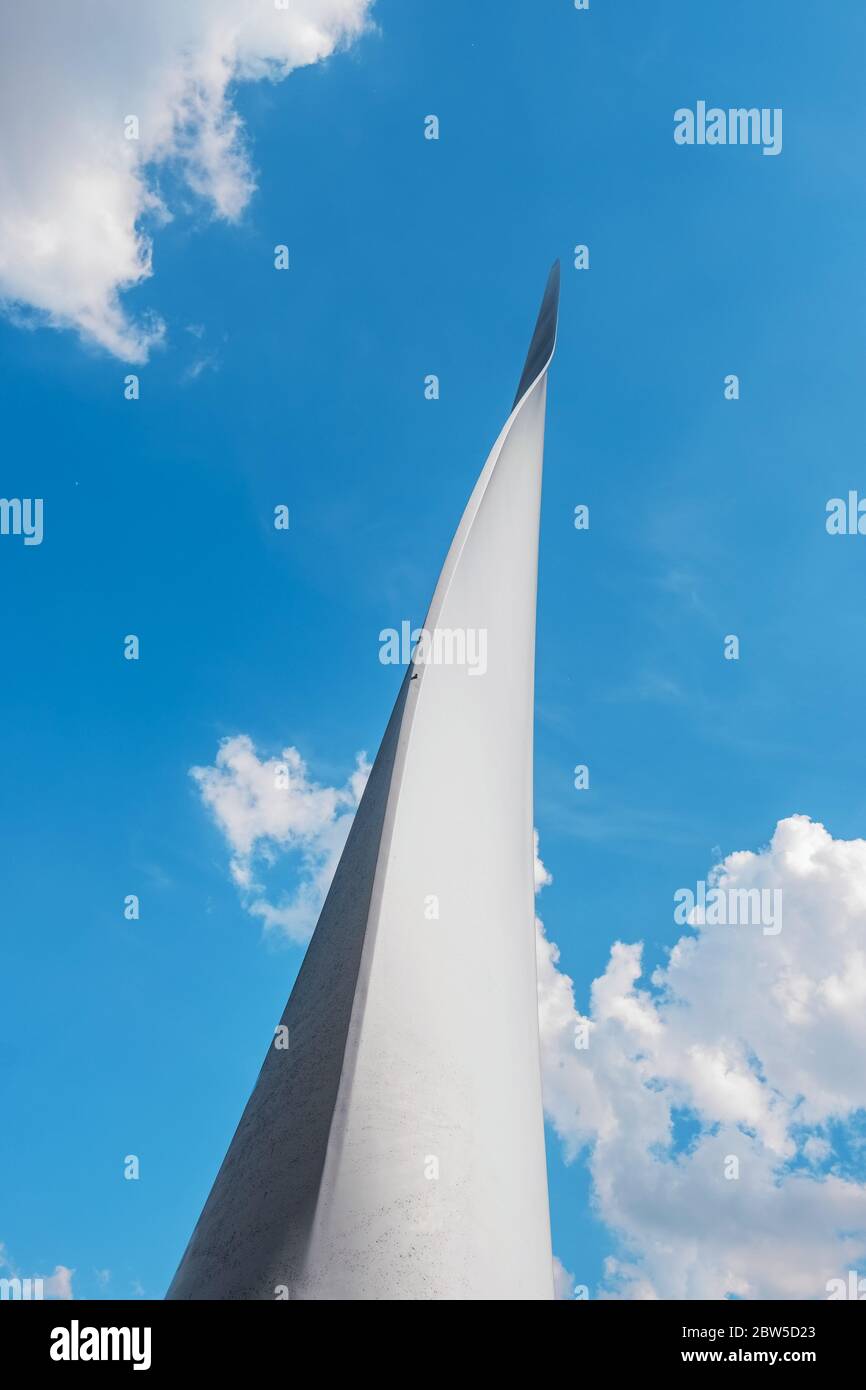 Weißer Flügel einer Windturbine Nahaufnahme mit blauem Himmel im Hintergrund. Stockfoto