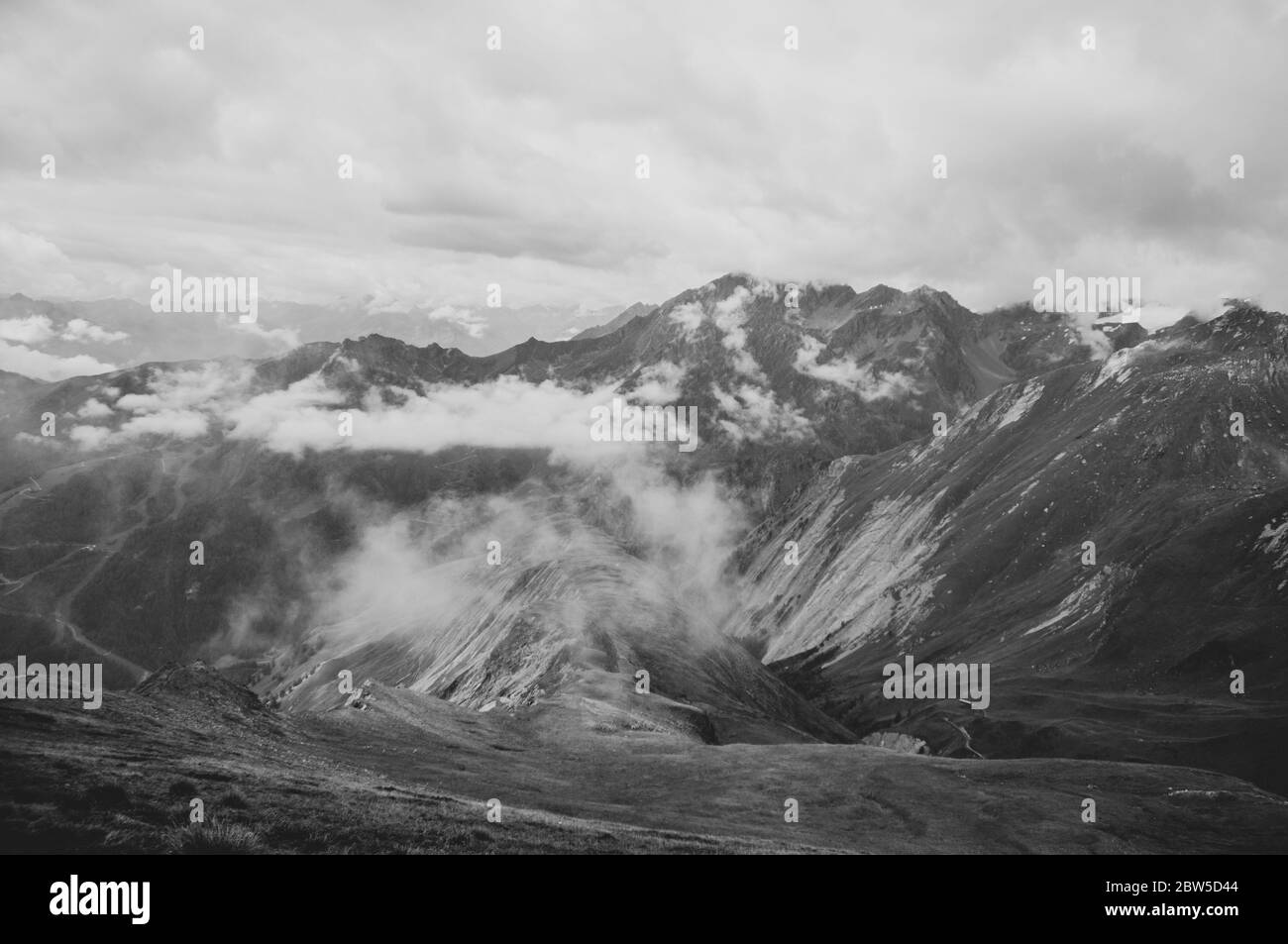 Wolkiger Himmel mit Blick auf eine Bergkette in Südtirol Stockfoto