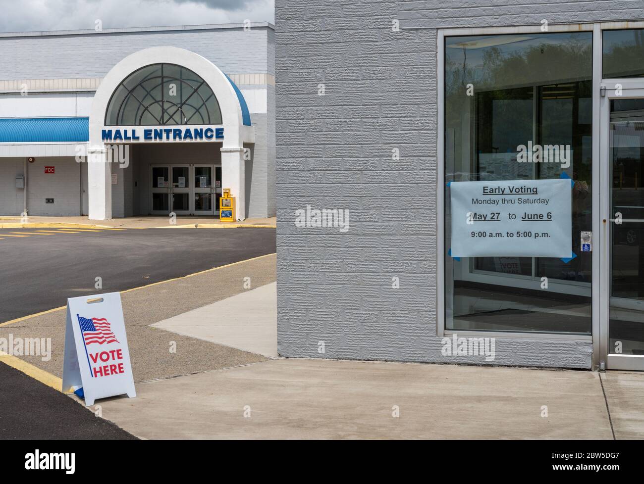 US-Flaggen klebten an Fenster des Polling Place für die vorzeitige Abstimmung in den USA Wahlen Stockfoto