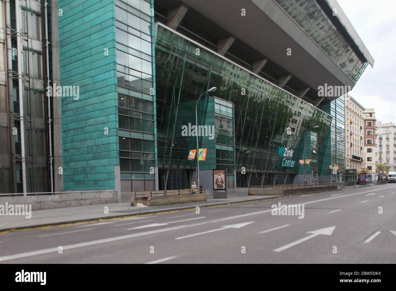 Allgemeine Ansicht des leeren Madrid während der Krise des Coronavirus. Abgebildet, Palacio de los Deportes wizink Zentrum madrid / calle goya. Stockfoto
