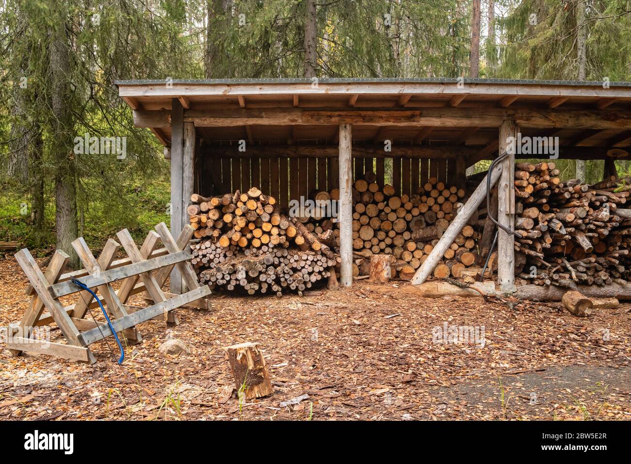 Platz zum Zerkleinern und Sägen von Holz in der Nähe des Landhauses Stockfoto