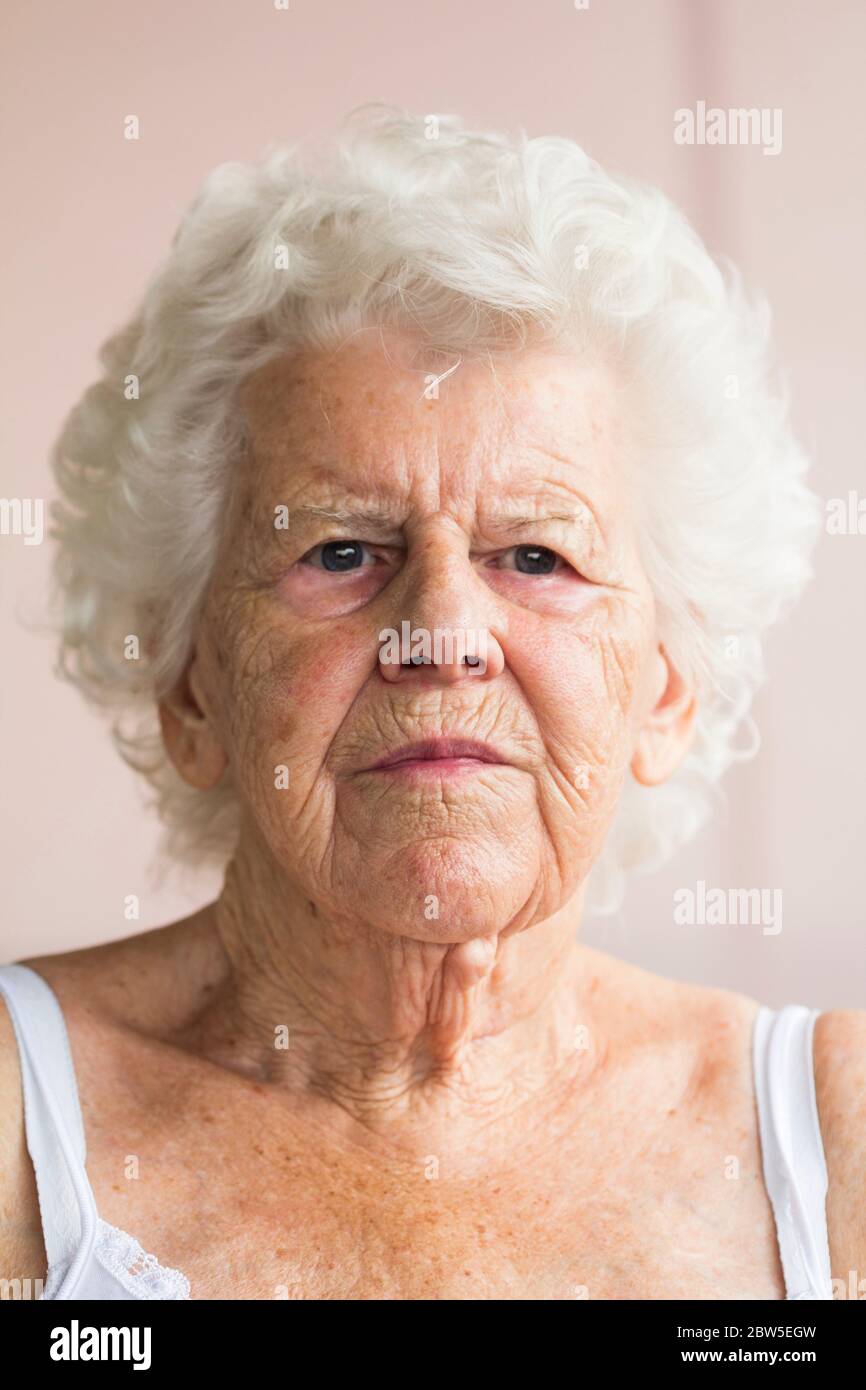 Nachdenkliche ältere Frau. Stockfoto