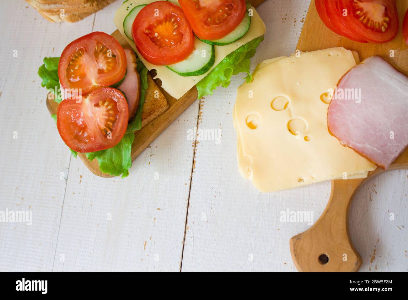 Toast mit Käse und Schinken. Tomaten und Grüns. Gesundes Essen Konzept. Banner. Copyspace. Stockfoto