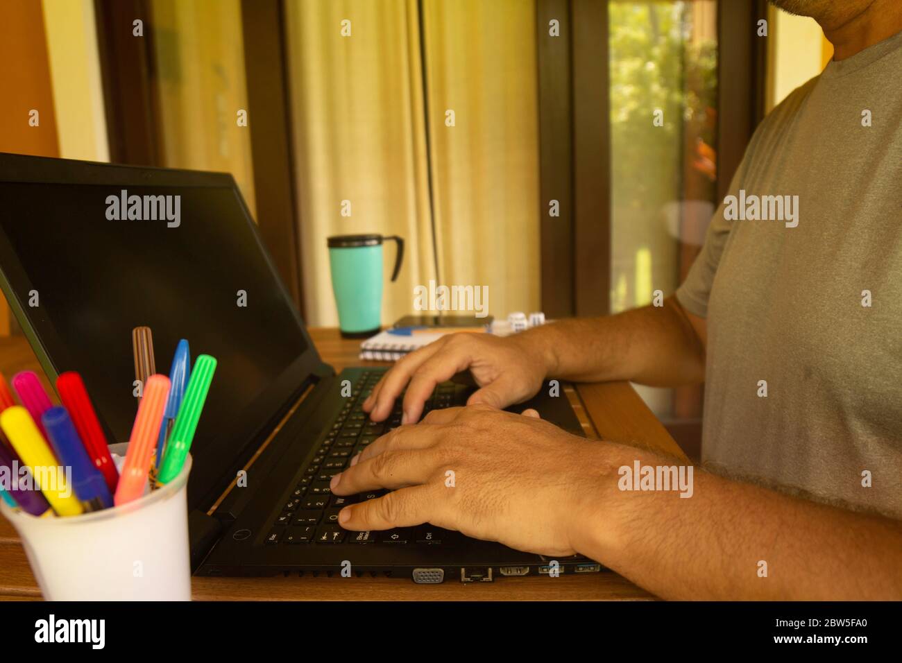 Quarantäne Home Office Konzept. Laptop auf einem Tisch, um von zu Hause aus zu arbeiten. Technologie zu Hause. Stockfoto