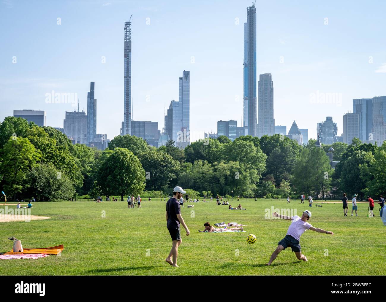 New York, USA, 29. Mai 2020. Die Menschen genießen das warme Wetter und halten während des Coronavirus in der Great Lawn des Central Park die soziale Distanz Stockfoto
