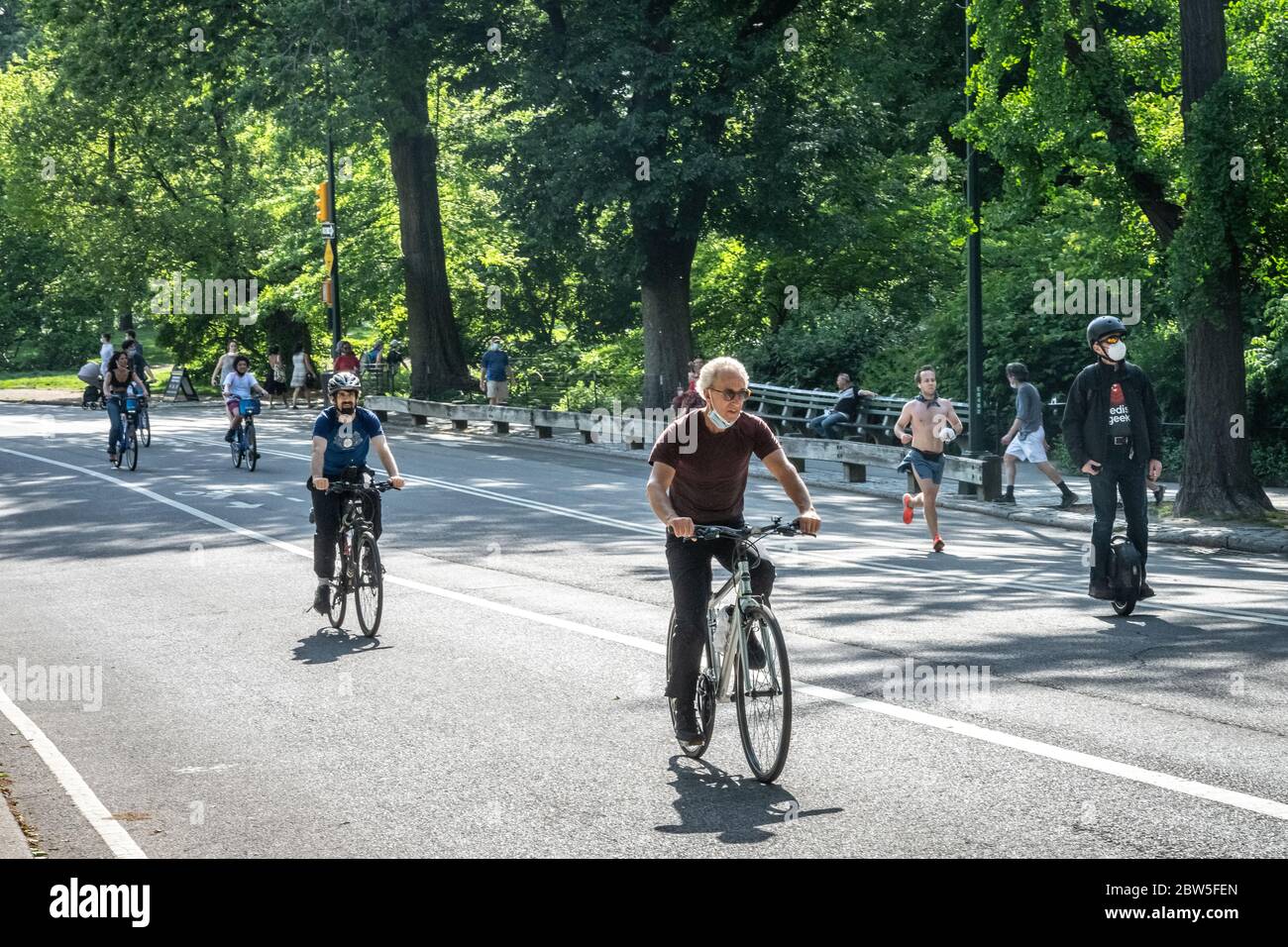 New York, USA, 29. Mai 2020. Die Menschen genießen das warme Wetter, während sie meist soziale Distanz und tragen Gesichtsmasken im Central Park während der c Stockfoto