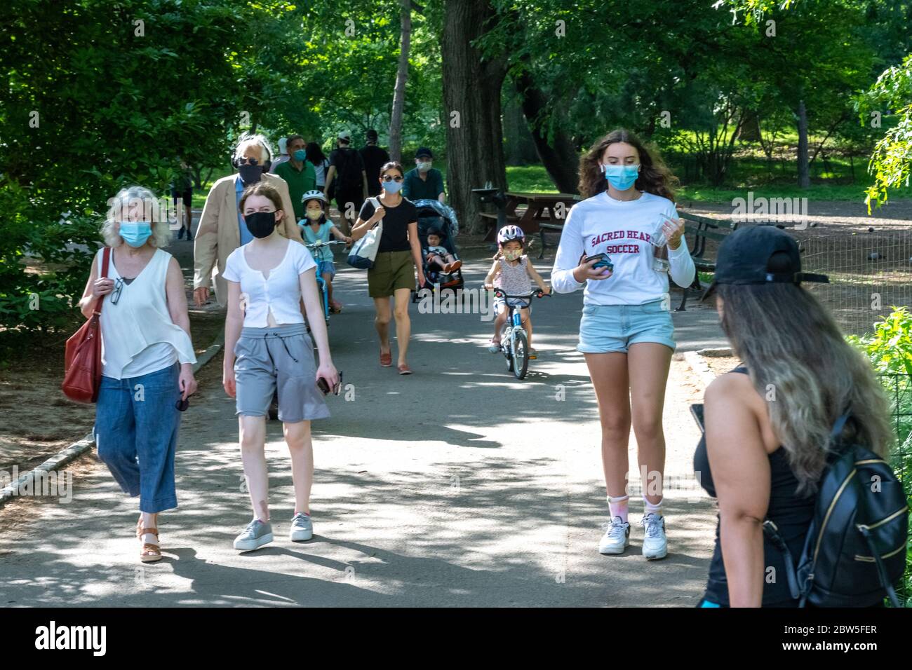 New York, USA, 29. Mai 2020. Während der Coronavirus-Krise tragen die Menschen Gesichtsmasken, während sie im Central Park spazieren. Kredit: Enrique Shore/Alam Stockfoto