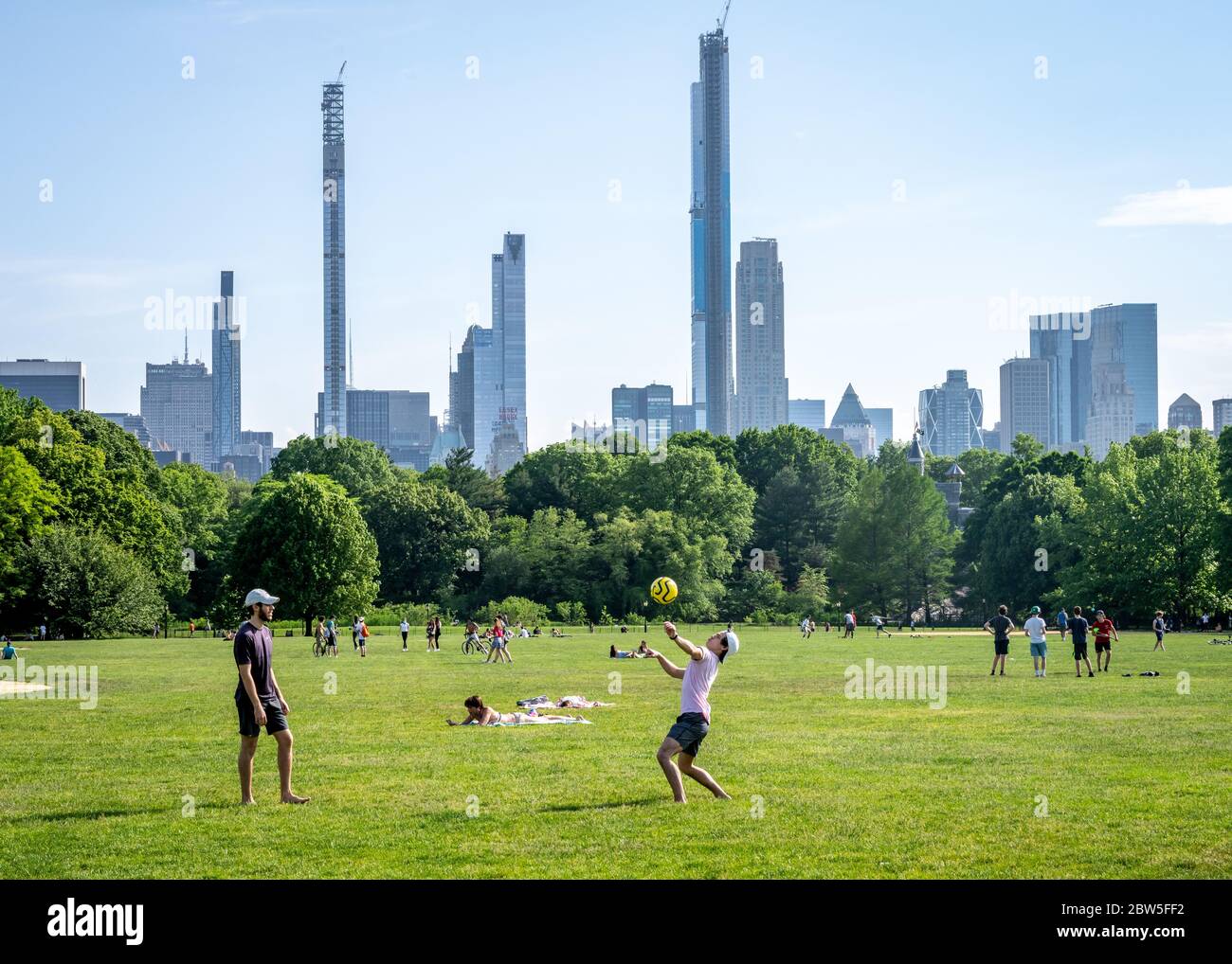 New York, USA, 29. Mai 2020. Die Menschen genießen das warme Wetter und halten während des Coronavirus in der Great Lawn des Central Park die soziale Distanz Stockfoto