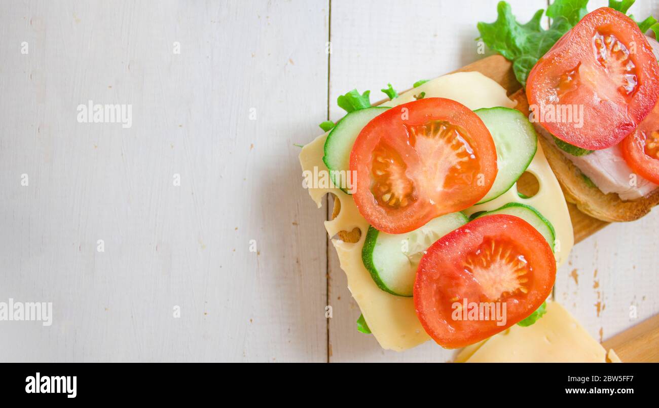 Toasts mit Käse, Tomaten und Grüns. Gesundes Essen Konzept. Banner. Copyspace. Stockfoto