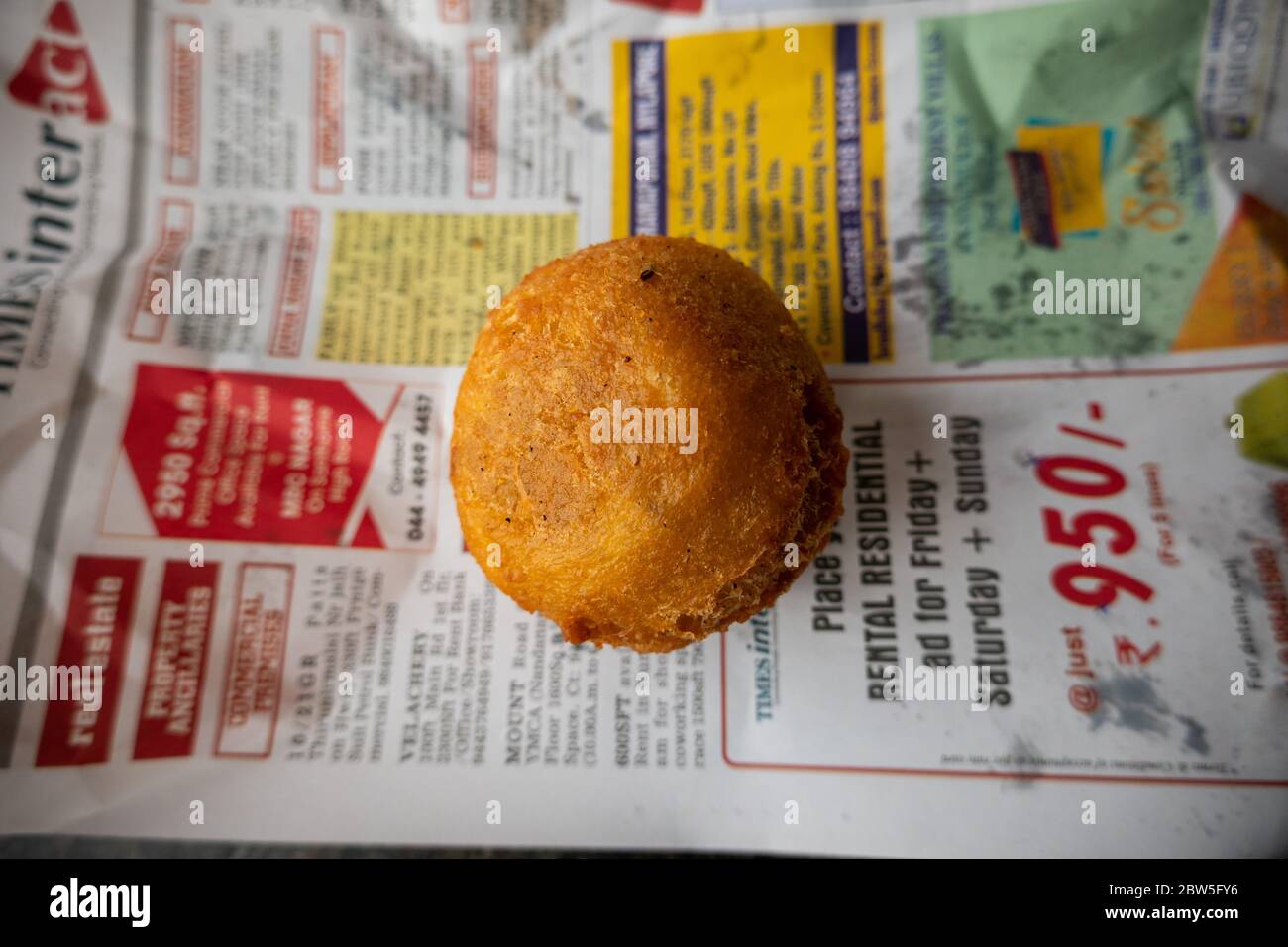 Eine Bonda - eine Kugel aus Kartoffel und Mehl Teig frittiert. In Südindien wird es normalerweise als Snack serviert Stockfoto