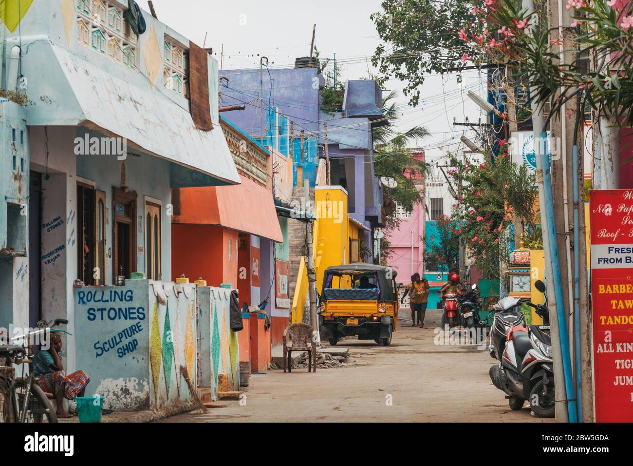 Eine farbenfrohe, ruhige Wohnstraße in Mahabalipuram, Tamil Nadu, Indien Stockfoto