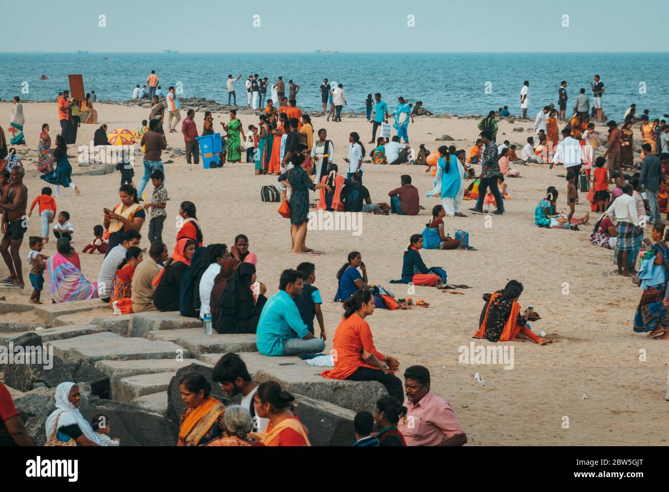 Puducherry Beach, überfüllt mit lokalen Familien an einem Sonntagabend, Pondicherry, Indien Stockfoto