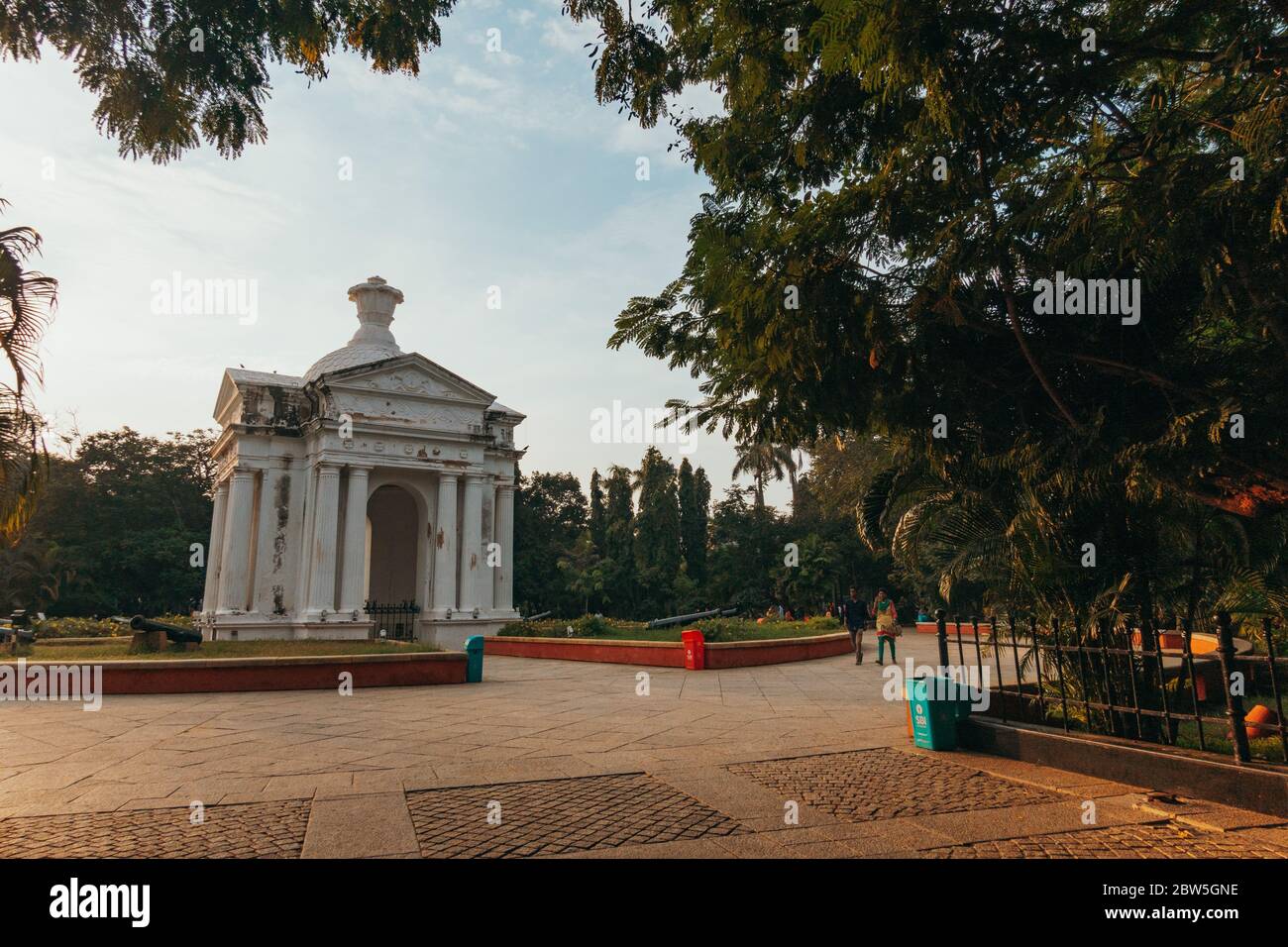 Die Sonne geht hinter einem griechisch-römischen Bogen im Zentrum des Bharathi Parks, Pondicherry, Indien, unter Stockfoto