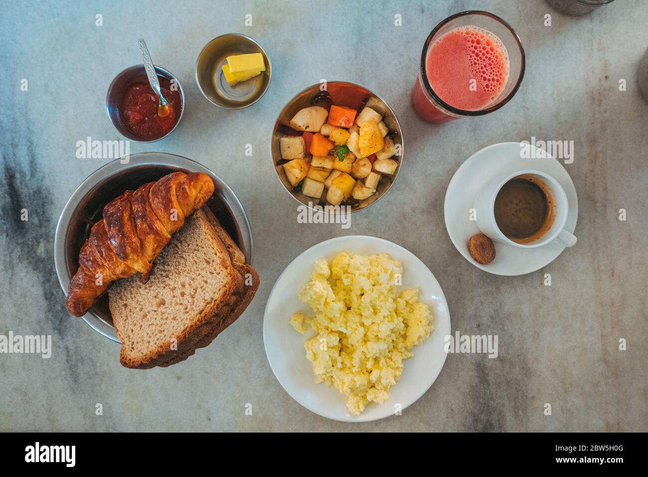 Ein französisches Frühstück wird im Cafe des Arts in White Town serviert, einer ehemaligen französischen Kolonialsiedlung in Pondicherry, Indien Stockfoto