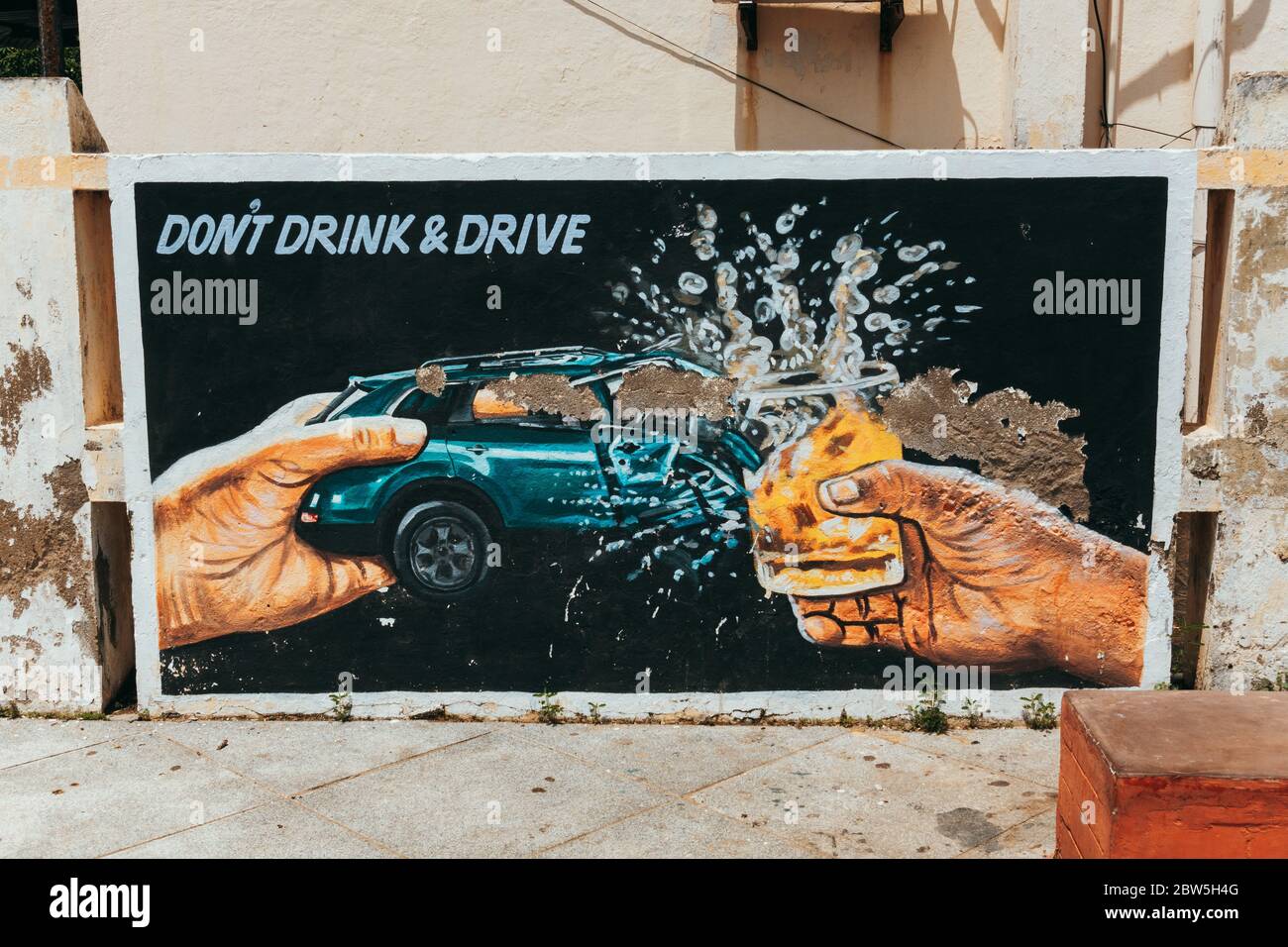 'Don't Drink & Drive' - eine handbemalte Anti-Drink-Fahrwerbung in Pondicherry, Indien, die ein Auto zeigt, das in ein Glas Alkohol zerschmettern wird Stockfoto