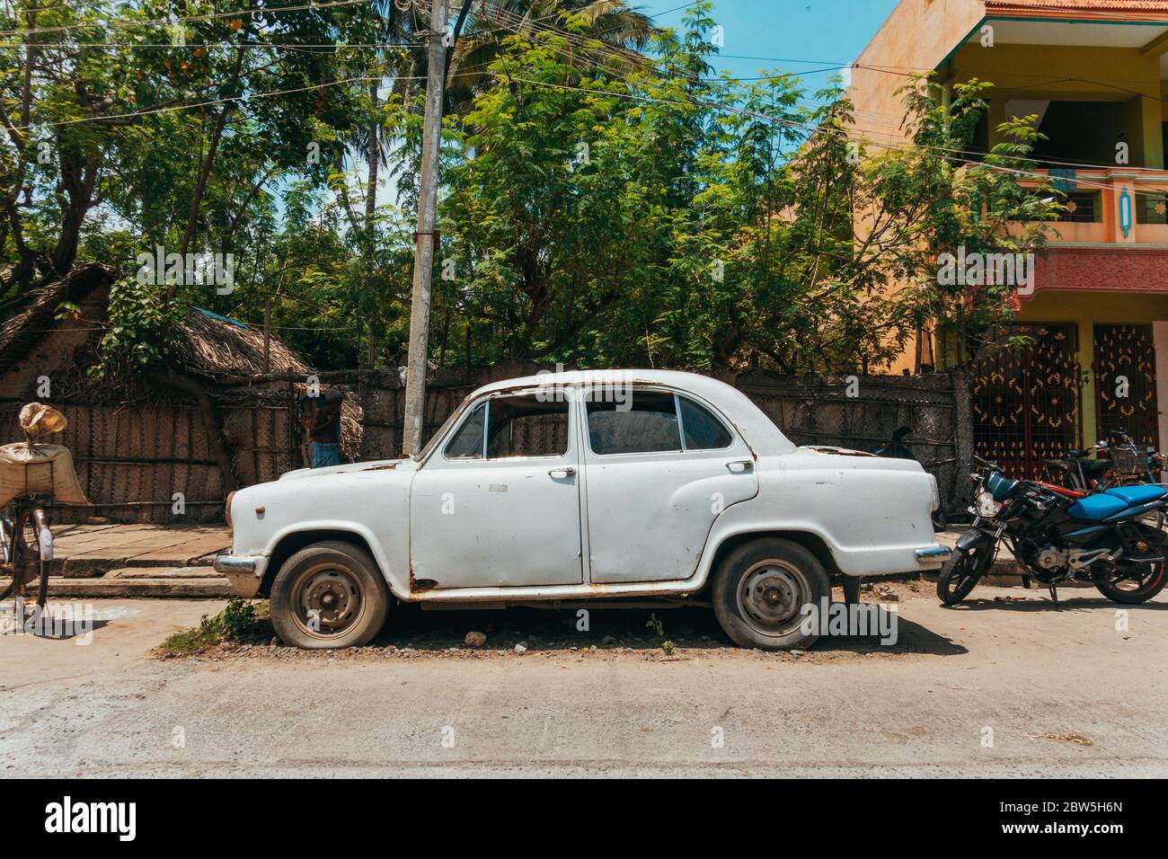 Ein heruntergekommenes altes Hindustan Ambassador Auto parkte auf einer Straße in Pondicherry, Indien Stockfoto